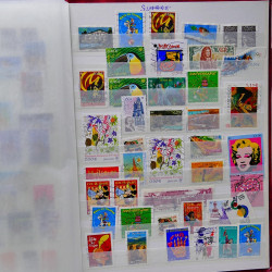 Vrac philatélique de timbres du monde neufs et oblitérés en un carton.
