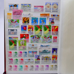 Vrac philatélique de timbres du monde neufs et oblitérés en un carton.