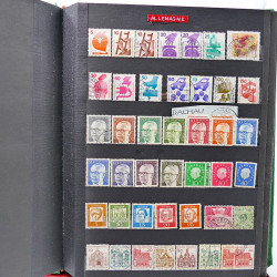 Vrac philatélique de timbres du monde neufs et oblitérés en un carton.