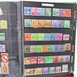 Vrac philatélique de timbres du monde neufs et oblitérés en un carton.