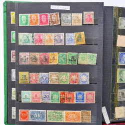Vrac philatélique de timbres du monde neufs et oblitérés en un carton.