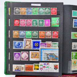Vrac philatélique de timbres du monde neufs et oblitérés en un carton.