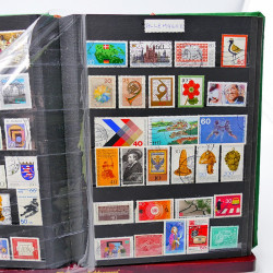 Vrac philatélique de timbres du monde neufs et oblitérés en un carton.