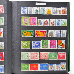 Vrac philatélique de timbres du monde neufs et oblitérés en un carton.