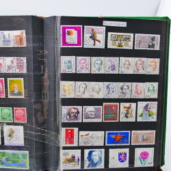 Vrac philatélique de timbres du monde neufs et oblitérés en un carton.