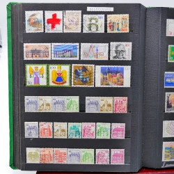 Vrac philatélique de timbres du monde neufs et oblitérés en un carton.