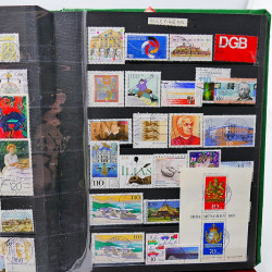 Vrac philatélique de timbres du monde neufs et oblitérés en un carton.