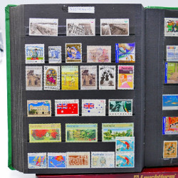 Vrac philatélique de timbres du monde neufs et oblitérés en un carton.