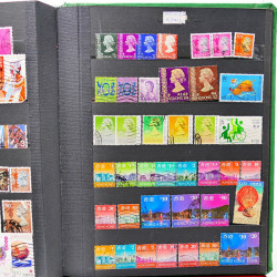 Vrac philatélique de timbres du monde neufs et oblitérés en un carton.