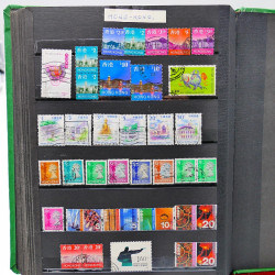 Vrac philatélique de timbres du monde neufs et oblitérés en un carton.