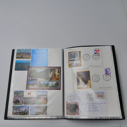 Vrac philatélique de timbres du monde neufs et oblitérés en un carton.