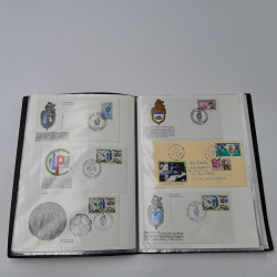 Vrac philatélique de timbres du monde neufs et oblitérés en un carton.