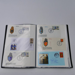 Vrac philatélique de timbres du monde neufs et oblitérés en un carton.