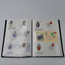 Vrac philatélique de timbres du monde neufs et oblitérés en un carton.