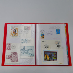 Vrac philatélique de timbres du monde neufs et oblitérés en un carton.