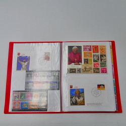 Vrac philatélique de timbres du monde neufs et oblitérés en un carton.