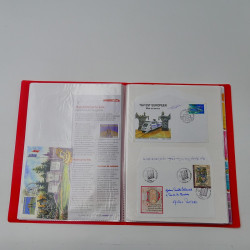 Vrac philatélique de timbres du monde neufs et oblitérés en un carton.