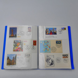 Vrac philatélique de timbres du monde neufs et oblitérés en un carton.