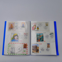 Vrac philatélique de timbres du monde neufs et oblitérés en un carton.