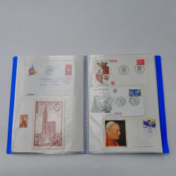 Vrac philatélique de timbres du monde neufs et oblitérés en un carton.
