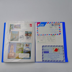 Vrac philatélique de timbres du monde neufs et oblitérés en un carton.