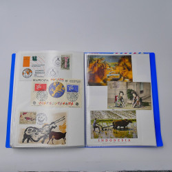 Vrac philatélique de timbres du monde neufs et oblitérés en un carton.