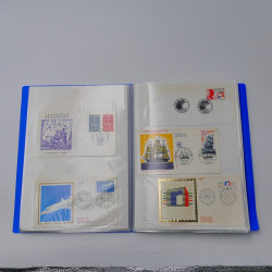 Vrac philatélique de timbres du monde neufs et oblitérés en un carton.