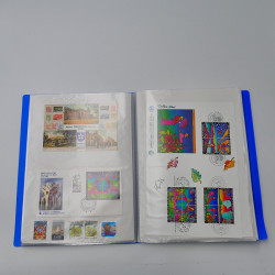 Vrac philatélique de timbres du monde neufs et oblitérés en un carton.