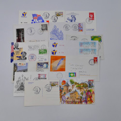 Vrac philatélique de timbres du monde neufs et oblitérés en un carton.