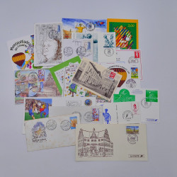 Vrac philatélique de timbres du monde neufs et oblitérés en un carton.