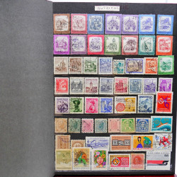 Vrac philatélique de timbres du monde neufs et oblitérés en un carton.