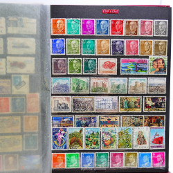 Vrac philatélique de timbres du monde neufs et oblitérés en un carton.