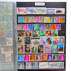 Vrac philatélique de timbres du monde neufs et oblitérés en un carton.