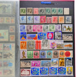 Vrac philatélique de timbres du monde neufs et oblitérés en un carton.