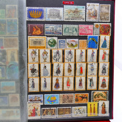 Vrac philatélique de timbres du monde neufs et oblitérés en un carton.