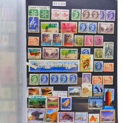 Vrac philatélique de timbres du monde neufs et oblitérés en un carton.