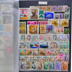 Vrac philatélique de timbres du monde neufs et oblitérés en un carton.