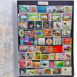 Vrac philatélique de timbres du monde neufs et oblitérés en un carton.