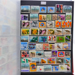 Vrac philatélique de timbres du monde neufs et oblitérés en un carton.