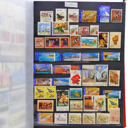 Vrac philatélique de timbres du monde neufs et oblitérés en un carton.