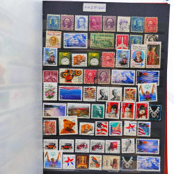 Vrac philatélique de timbres du monde neufs et oblitérés en un carton.