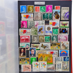 Vrac philatélique de timbres du monde neufs et oblitérés en un carton.