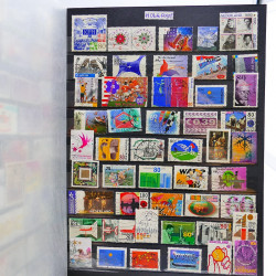 Vrac philatélique de timbres du monde neufs et oblitérés en un carton.