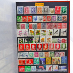 Vrac philatélique de timbres du monde neufs et oblitérés en un carton.
