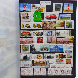 Vrac philatélique de timbres du monde neufs et oblitérés en un carton.
