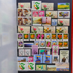Vrac philatélique de timbres du monde neufs et oblitérés en un carton.