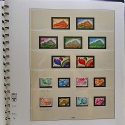 Vrac philatélique de timbres du monde neufs et oblitérés en un carton.