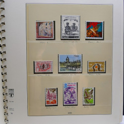 Vrac philatélique de timbres du monde neufs et oblitérés en un carton.