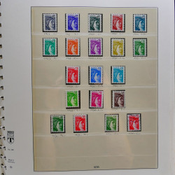 Vrac philatélique de timbres du monde neufs et oblitérés en un carton.