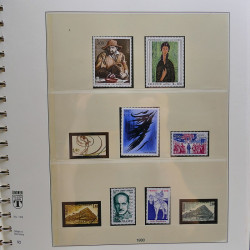 Vrac philatélique de timbres du monde neufs et oblitérés en un carton.